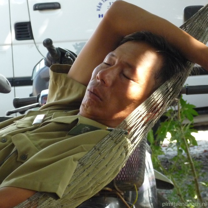 slapende politieman (het schijnt verboden te zijn gezagsdragers te fotograferen)