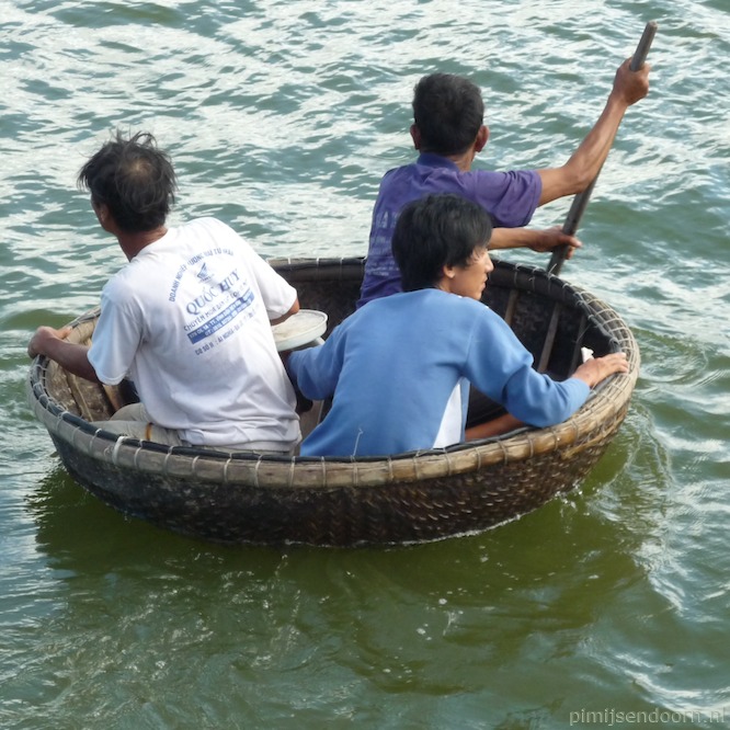 drie vissers in een gevlochten mandje