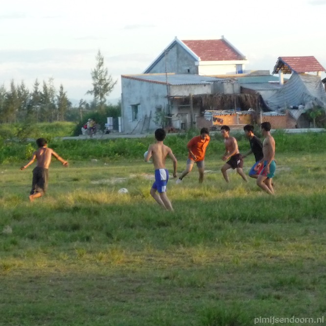voetballende jongens (net buiten Hoi An)