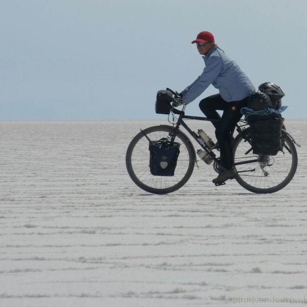 op de fiets steken wij de Salar de Uyuni over, van oost naar west, 140 kilometer