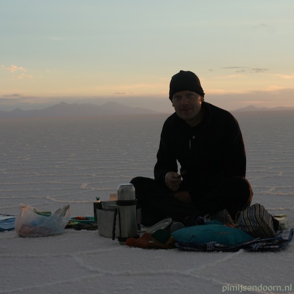 Pim heeft tijdens de zonsondergang net koffie gemaakt op de Salar de Uyuni