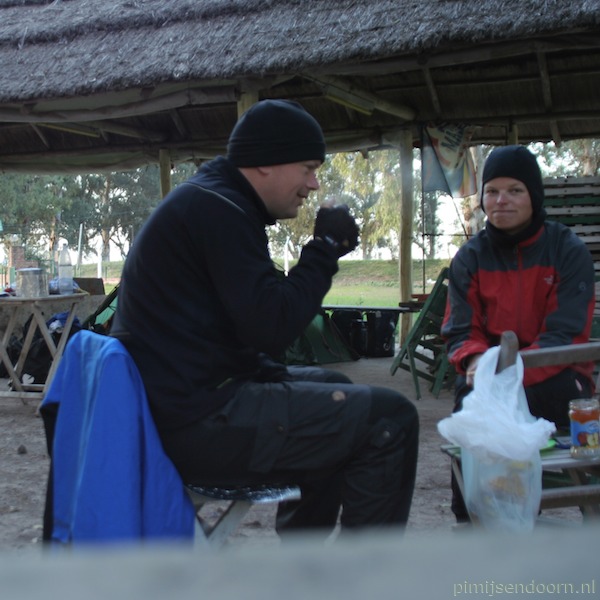 ontbijt na een koude nacht op een speciaal voor ons geopende kampeerplaats in La Paquita