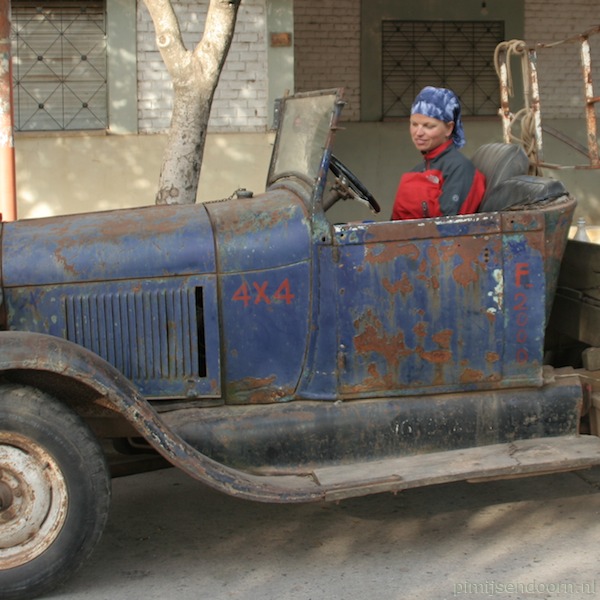 een dorpsbewoner in La Paquita kwam aanrijden in deze auto uit 1935!