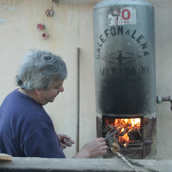 ons douchewater wordt verwarmd op een houtvuurtje in Villa del Totoral