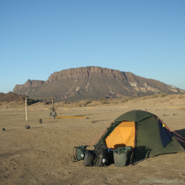 campeerplekje in Parque Provincial Ischagualasto, op de achtergrond de Cerro Moreno (inactieve vulkaan)